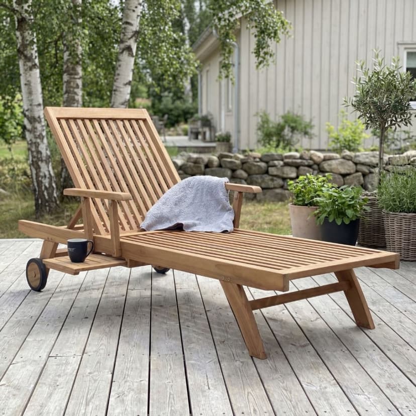 Solstol i teak med hjul och utfällbart hyllplan | 120 cm | Solö