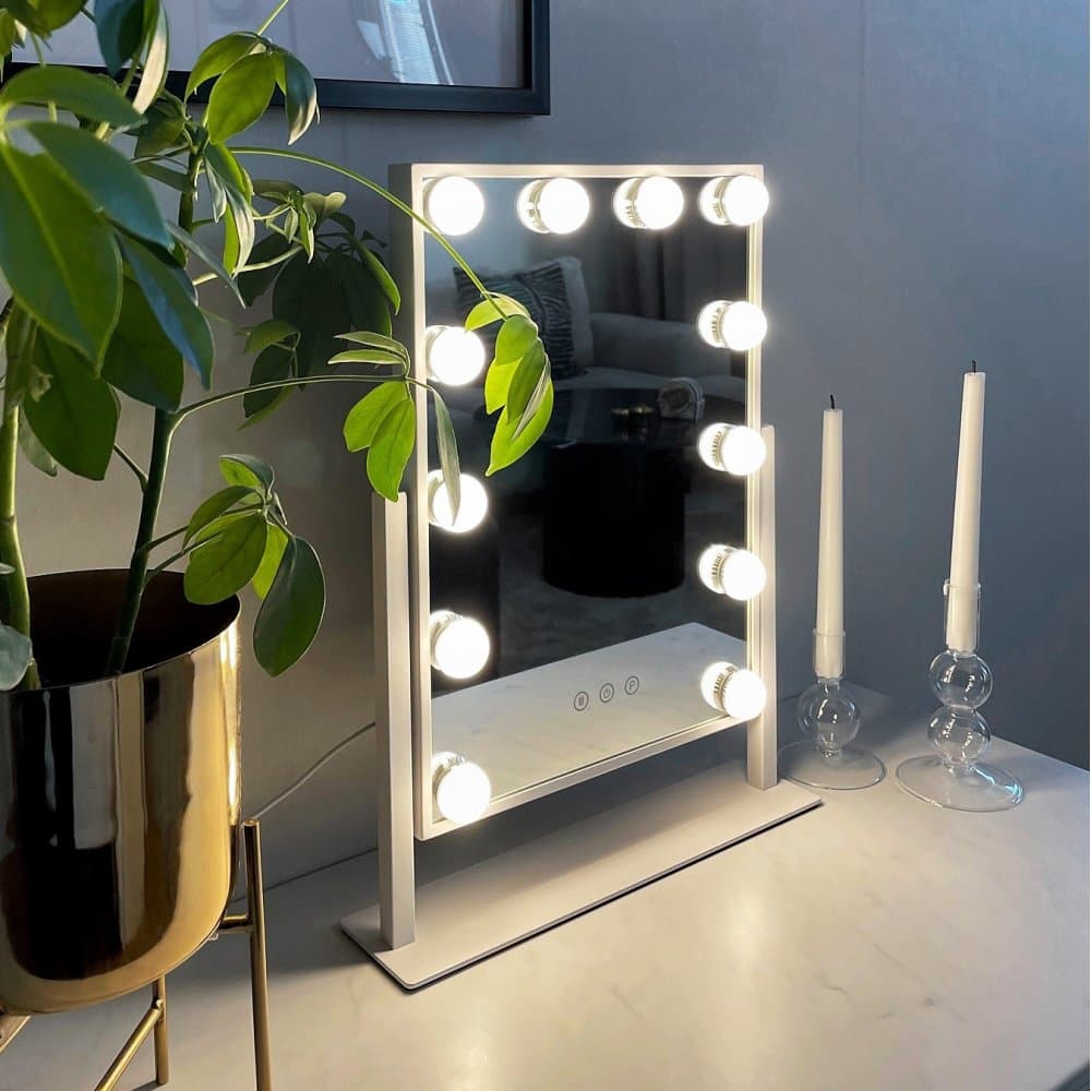 Sminkspegel på fot med LED-belysning | Pamela