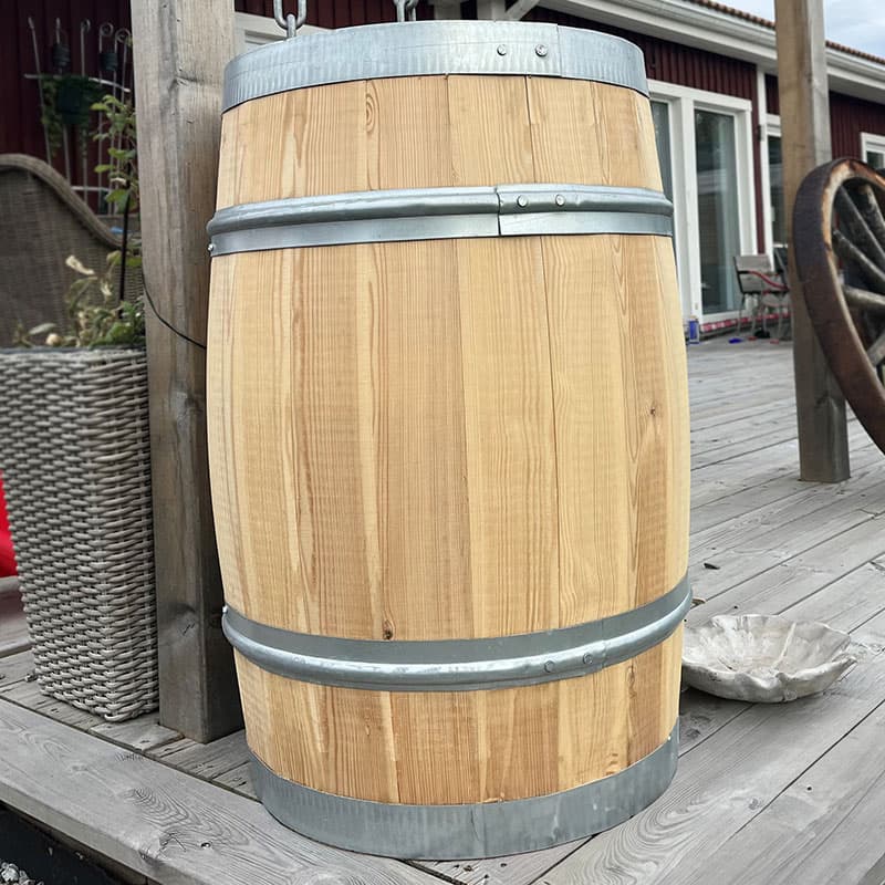 Vattentunna i trä 115 L, hartsrik furutunna ca 115 l för att spara regnvatten