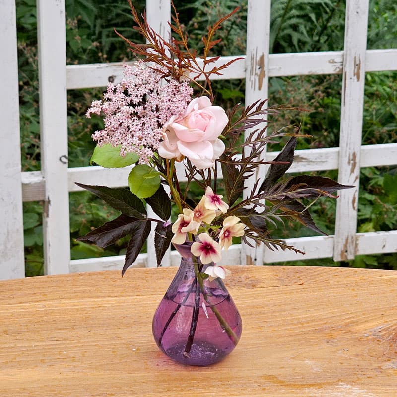 Minivas, lila, 10x7 cm, Handgjord, Färg: Lila, Återvunnet glas.För små buketter