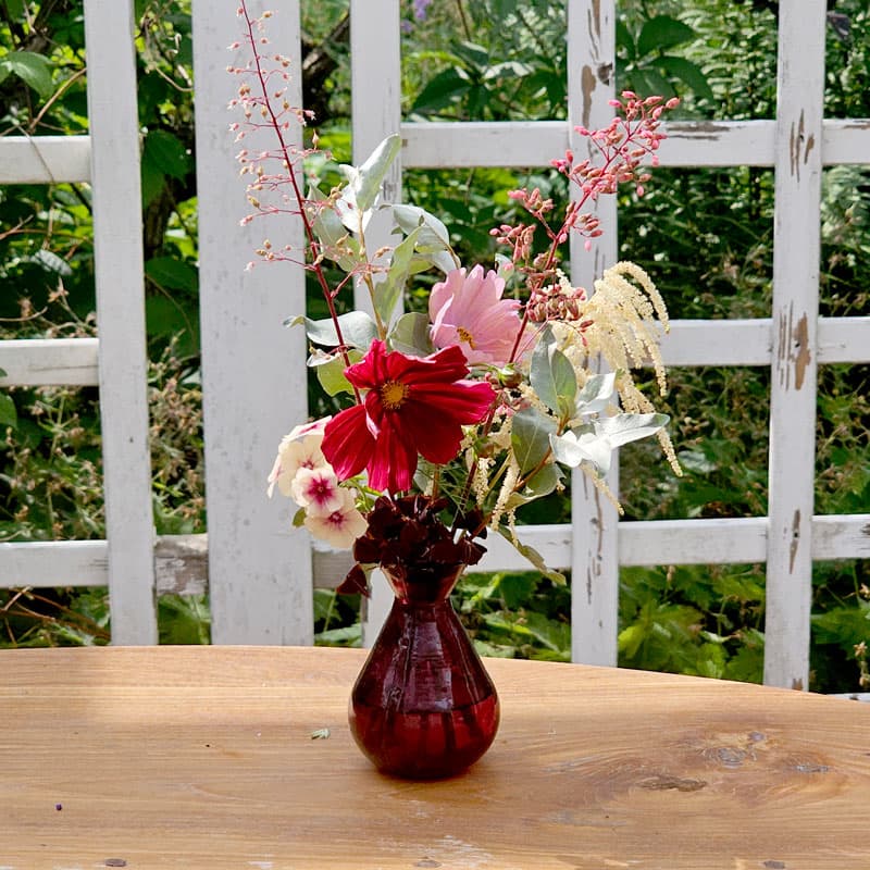 Minivas, röd, 10x7 cm, Handgjord, Färg: Röd, Återvunnet glas.För små buketter