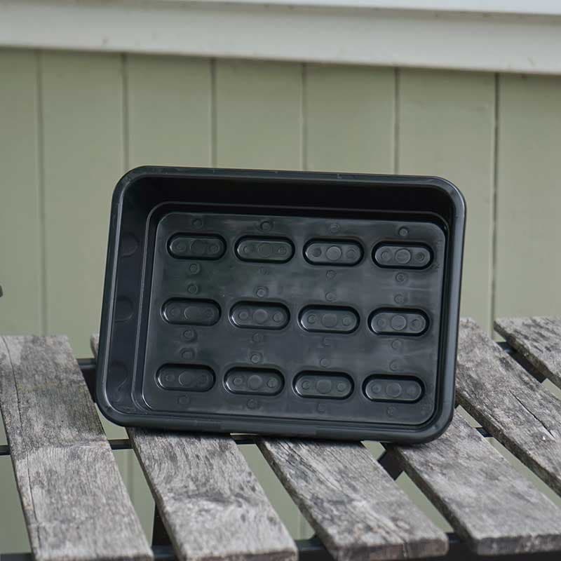 Odlingslåda liten, svart, 23x17x6 cm, återvunnen plast, återvinningsbar, för frösådd och sticklingar.