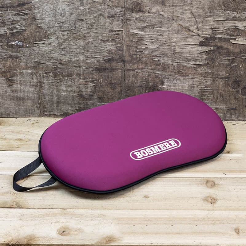 Knädyna BosNeeleze rosa, mjuk minnesskumdyna 48×27 cm i rosa med handtag