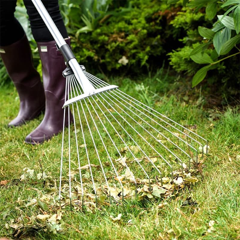 Flexibel räfsa Expanding Leaf Rake, teleskop 83–157 cm och huvud 18–60 cm rostfritt